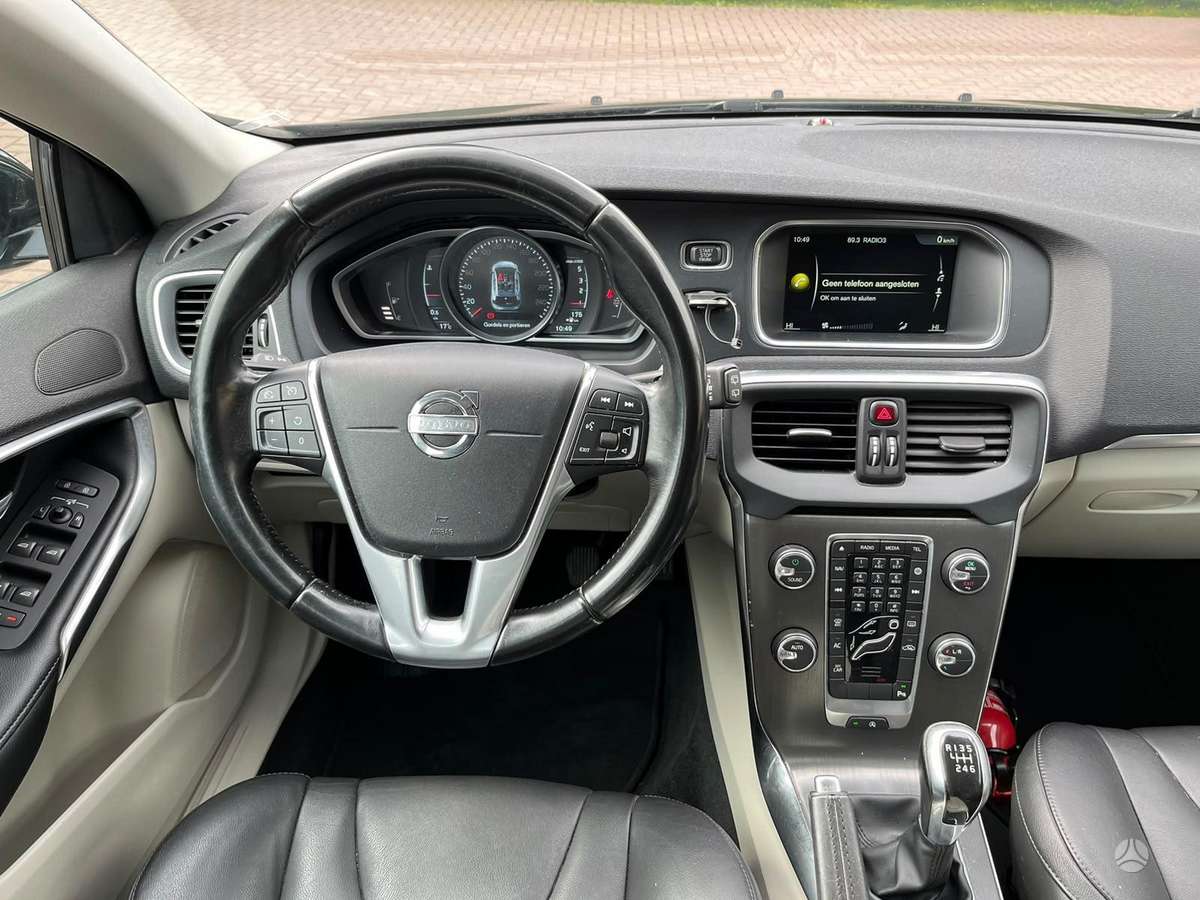 Volvo V40, 1.6 l., hatchback
