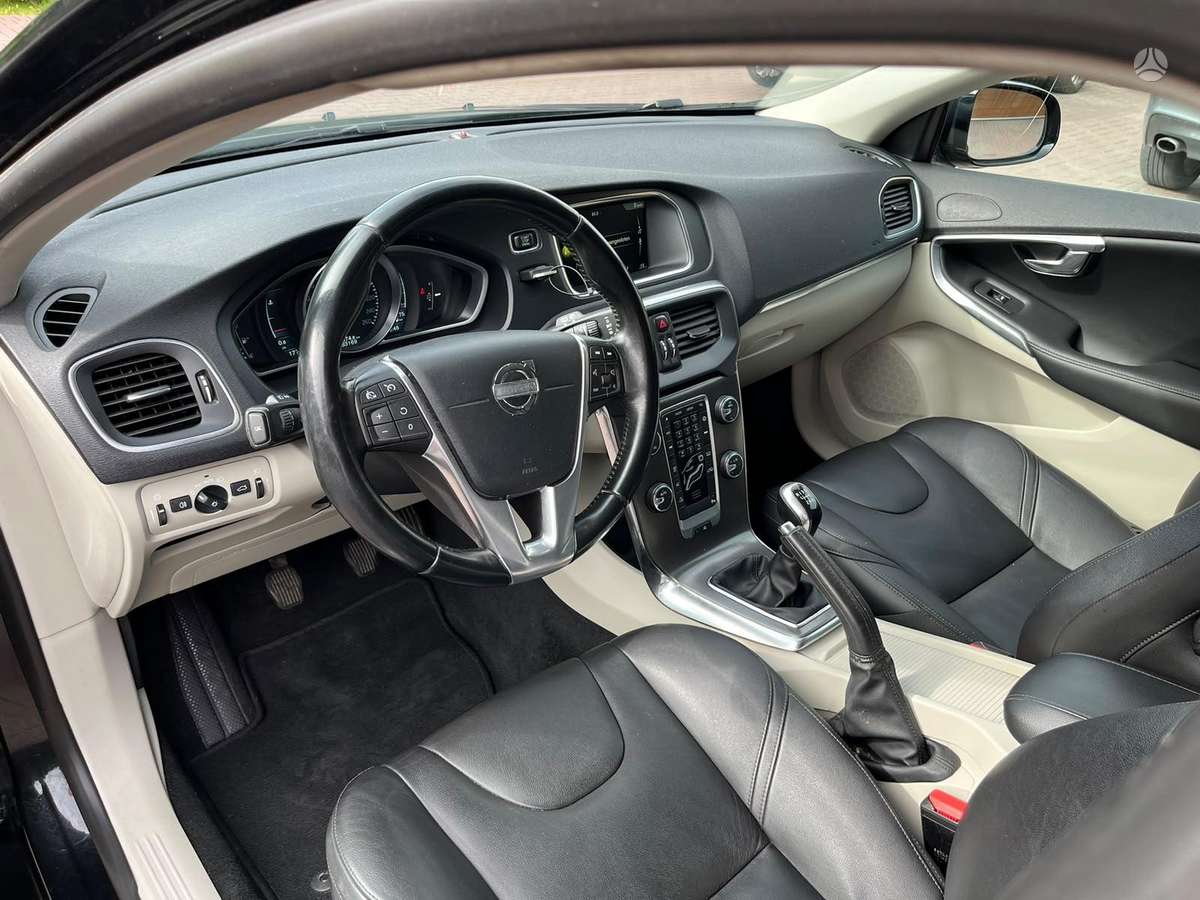 Volvo V40, 1.6 l., hatchback