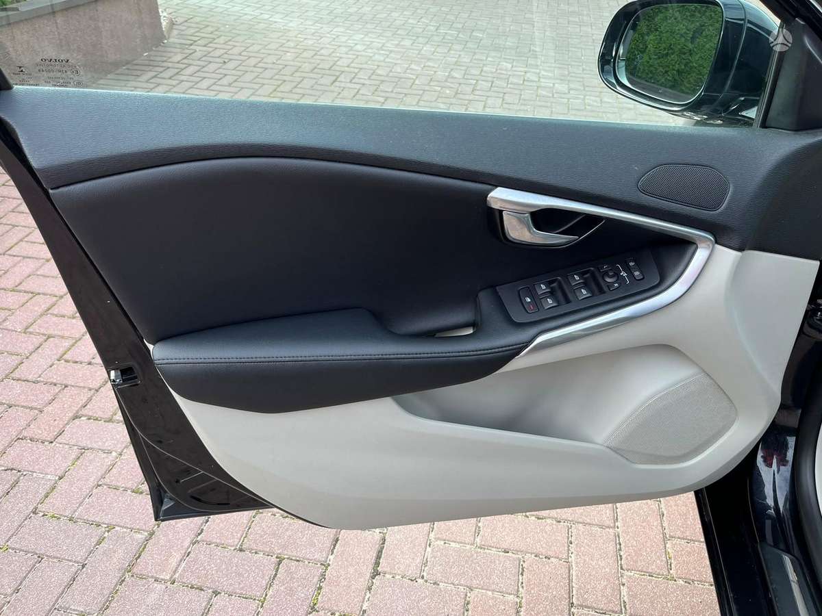 Volvo V40, 1.6 l., hatchback