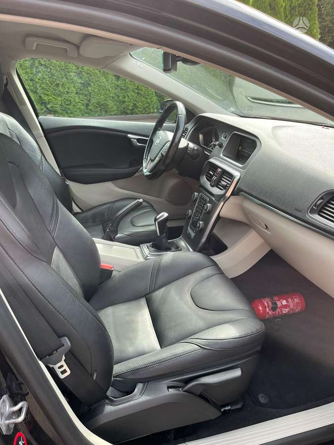 Volvo V40, 1.6 l., hatchback