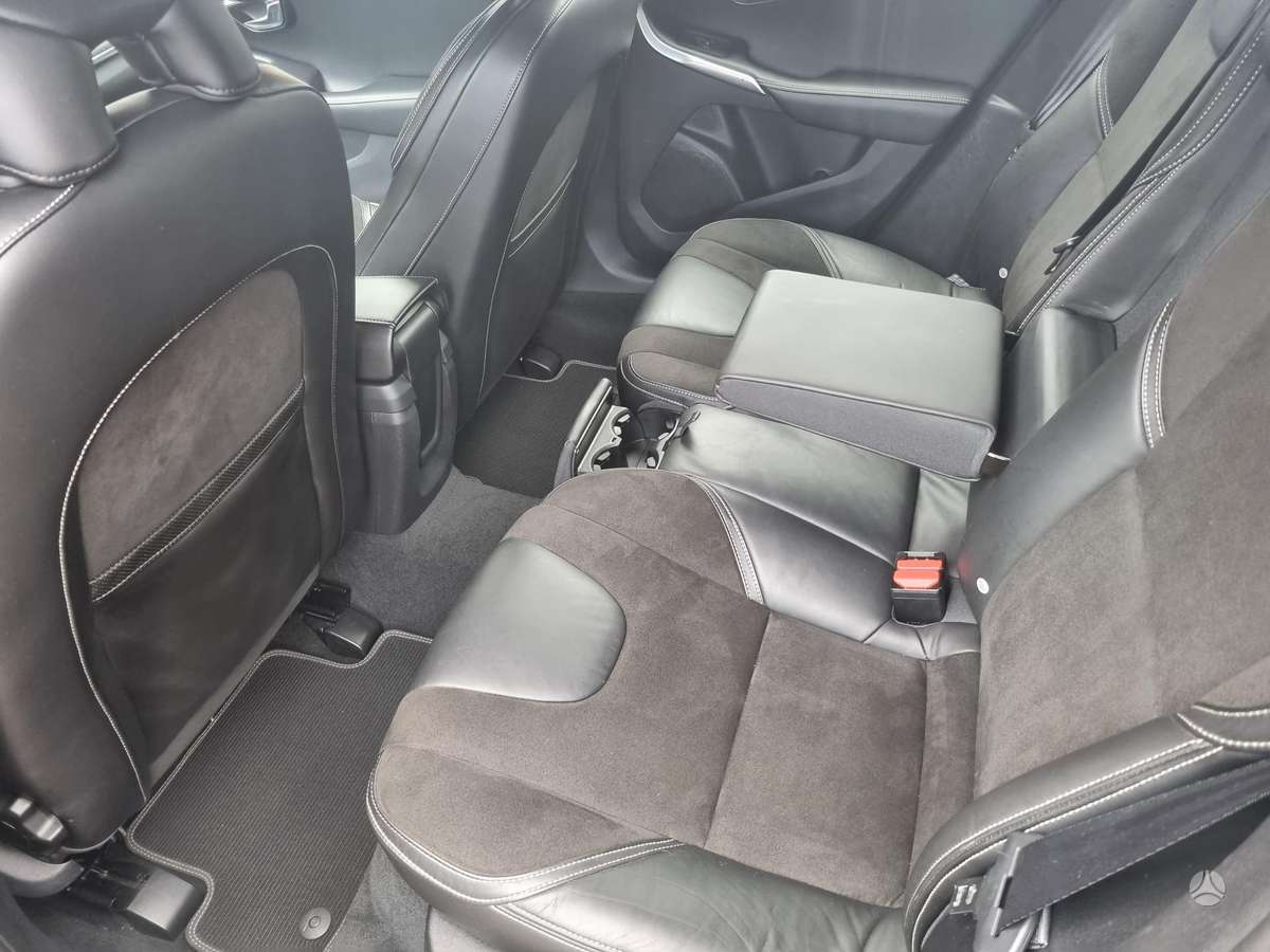 Volvo V40, 1.6 l., hatchback