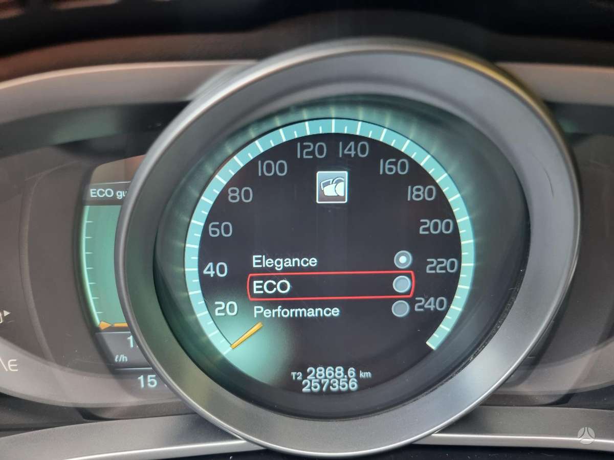 Volvo V40, 1.6 l., hatchback