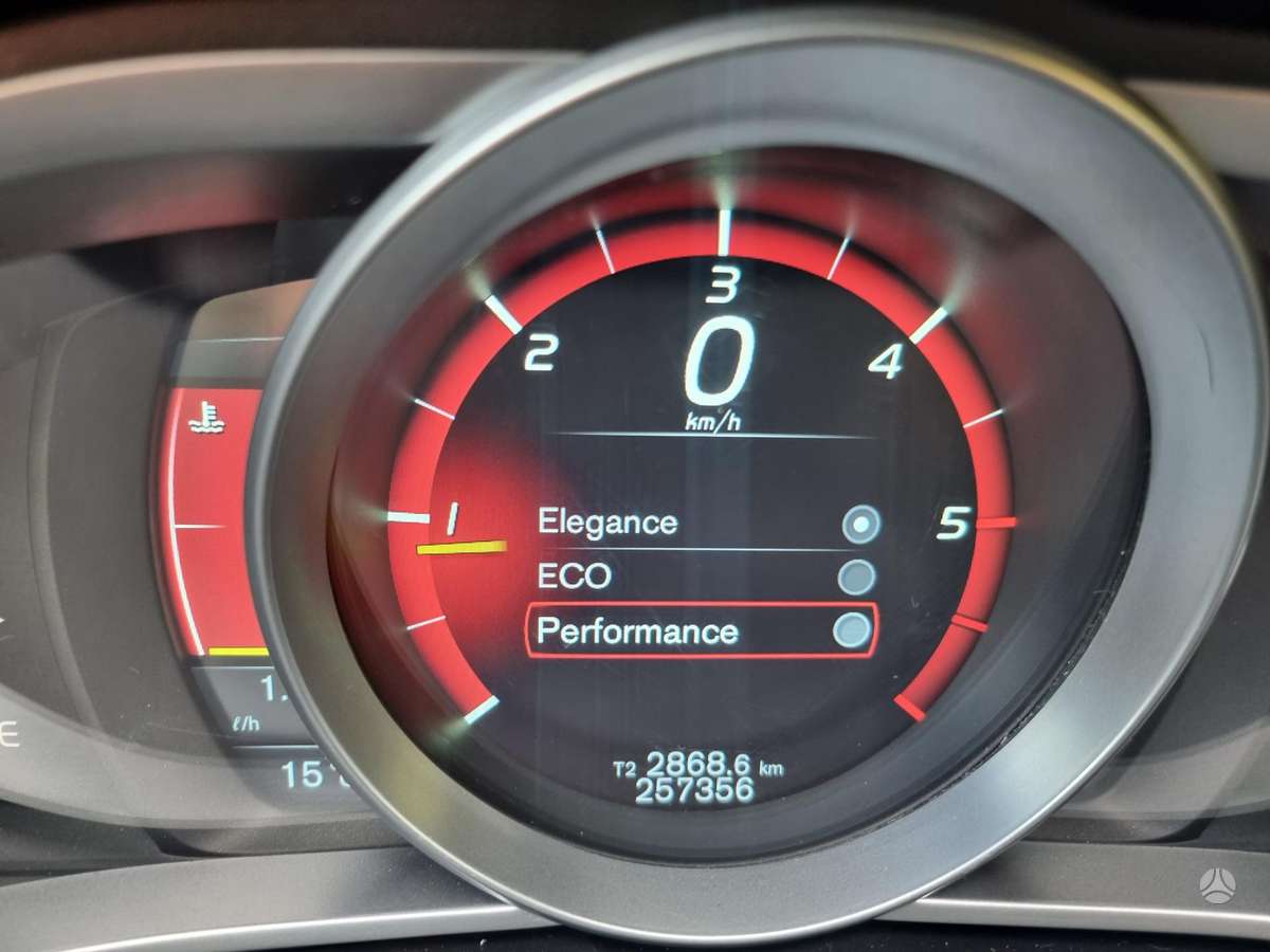 Volvo V40, 1.6 l., Хэтчбек