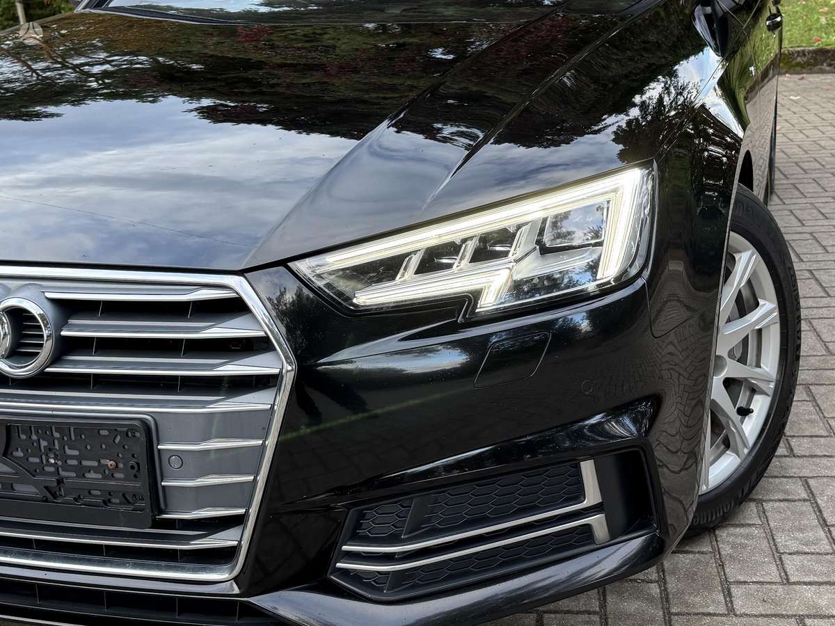 Audi A4, 2.0 l., Седан