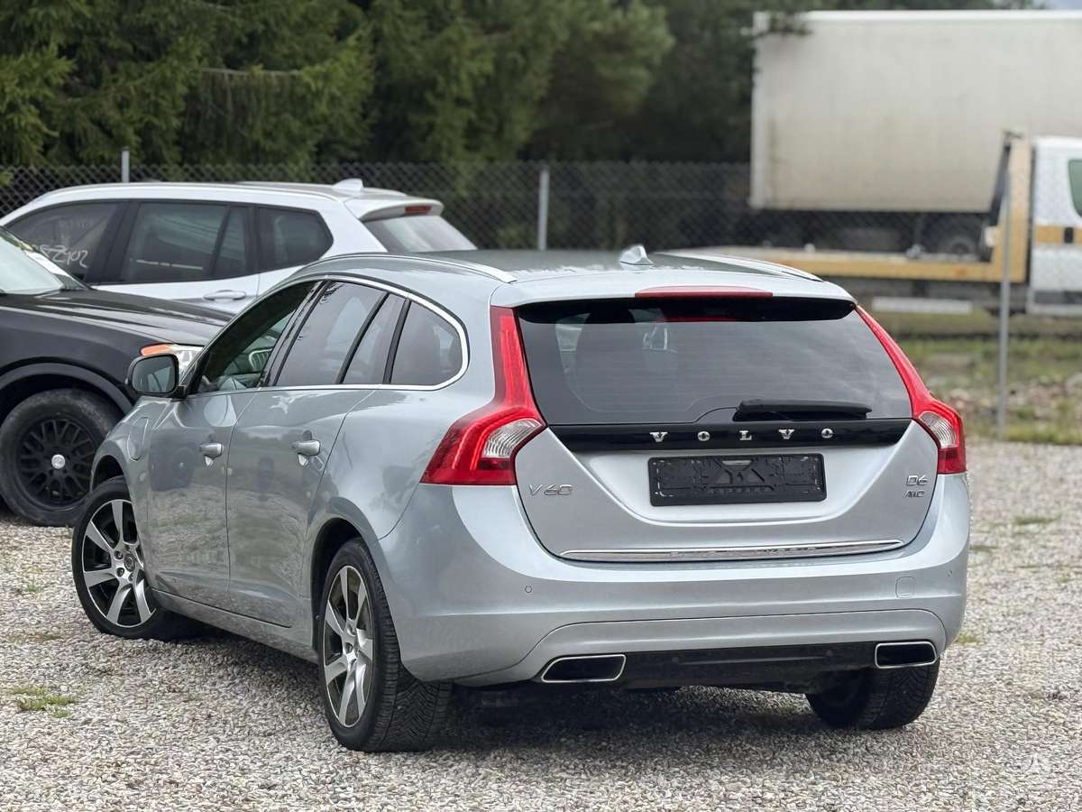 Volvo V60 2013 — engine 2400 cm³