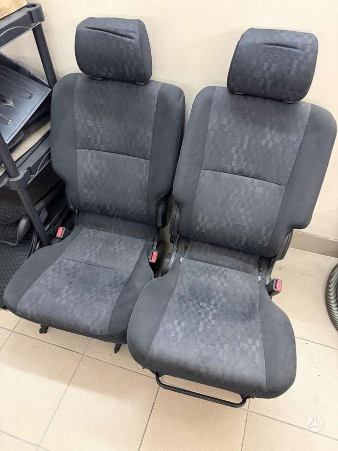 Toyota Avensis Verso sėdynės