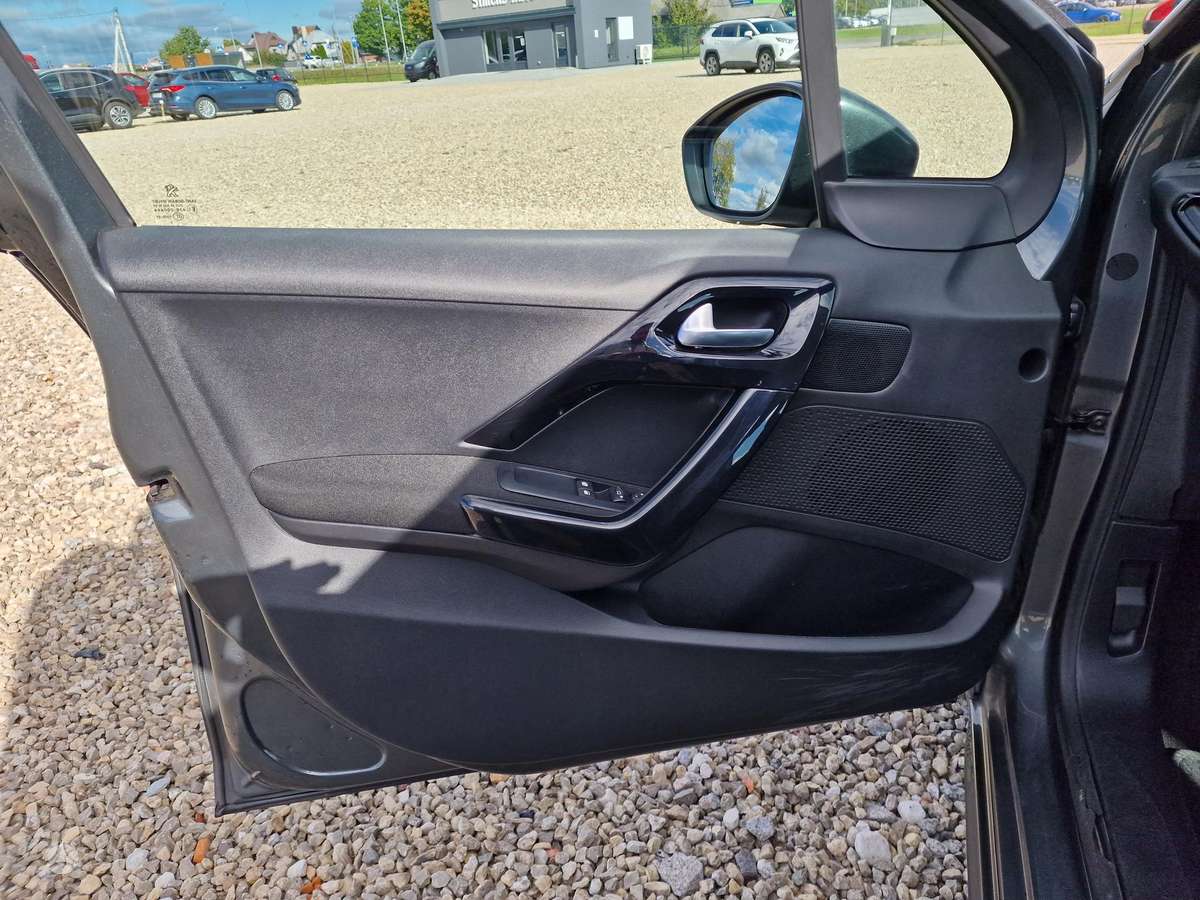 Peugeot 208, 1.2 l., hatchback