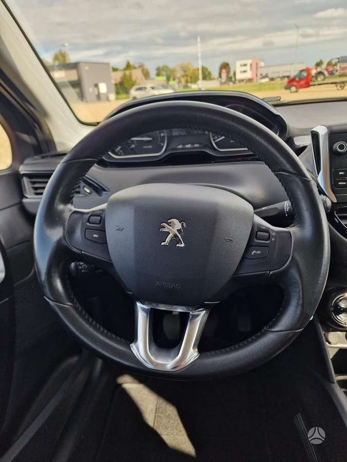 Peugeot 208, 1.2 l., hatchback