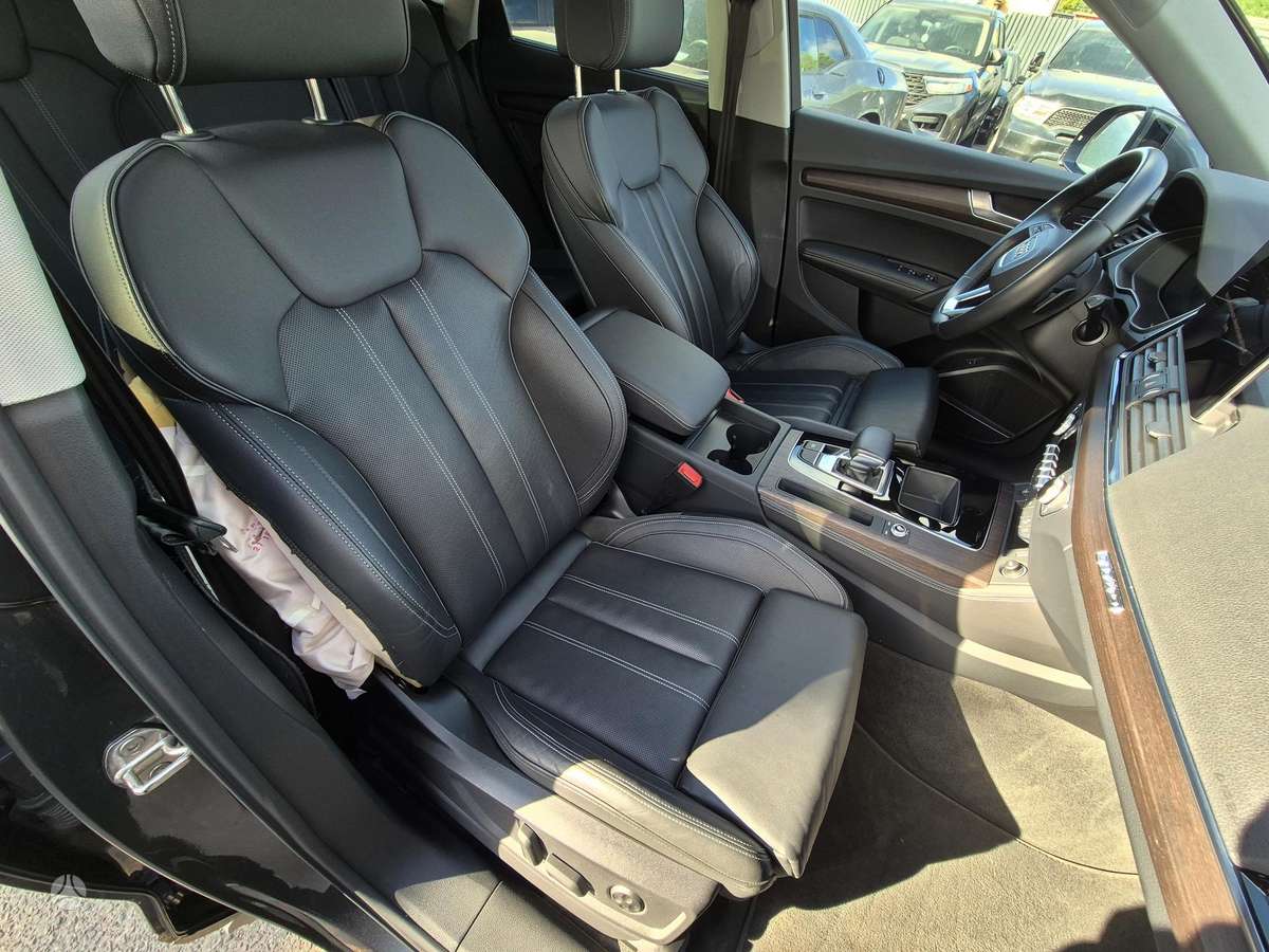 Audi Q5, 2.0 l., off-road / crossover