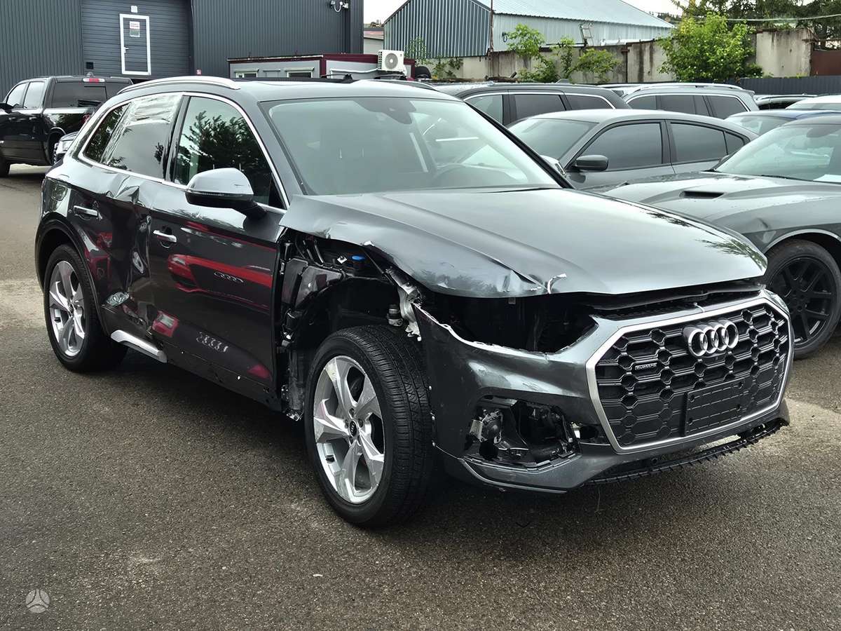 Audi Q5, 2.0 l., off-road / crossover