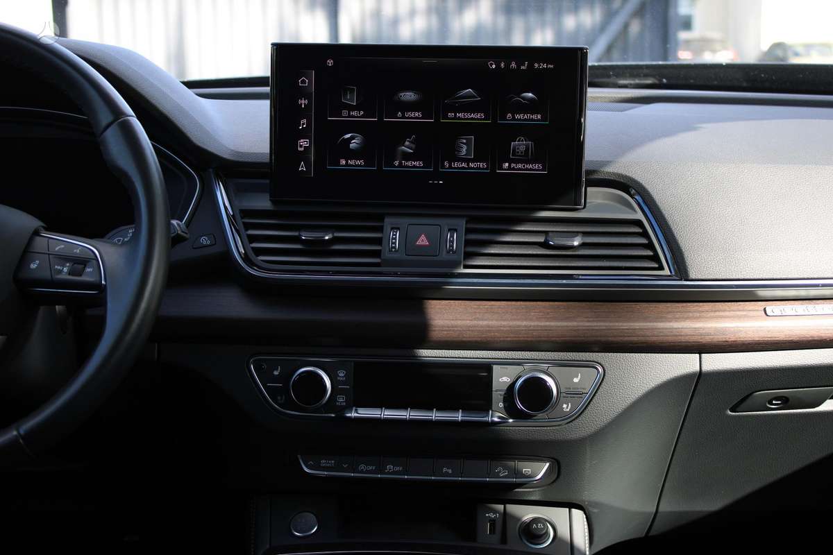 Audi Q5, 2.0 l., off-road / crossover
