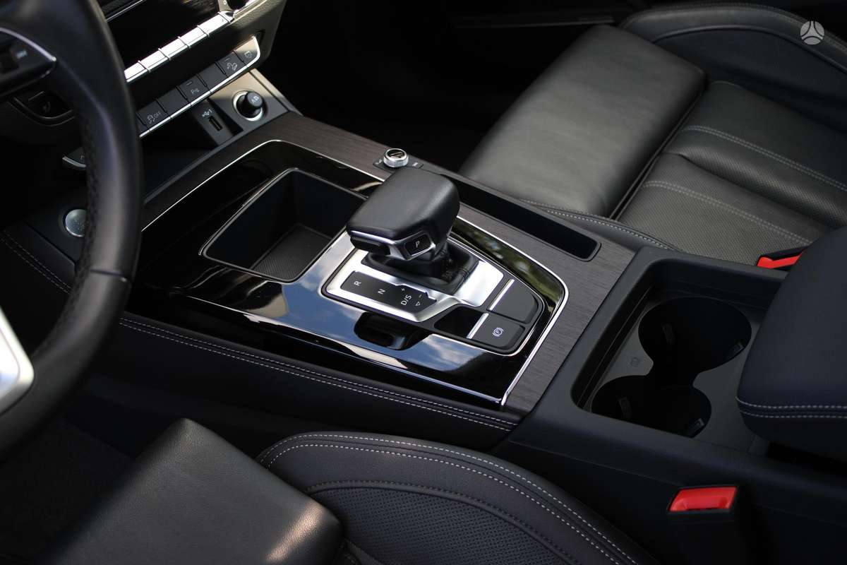 Audi Q5, 2.0 l., off-road / crossover