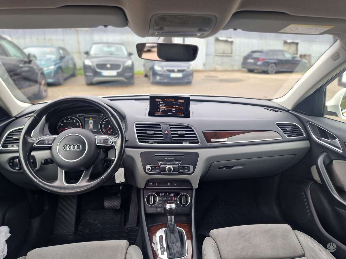 Audi Q3, 2.0 l., off-road / crossover