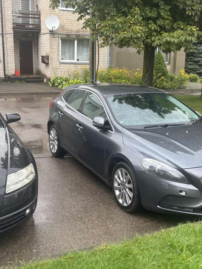 Volvo V40, 1.6 l., hatchback