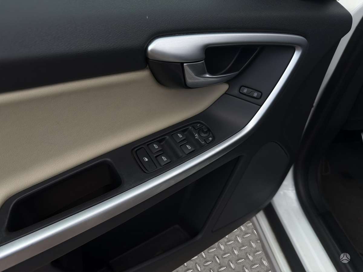 Volvo XC60, 2.0 l., off-road / crossover