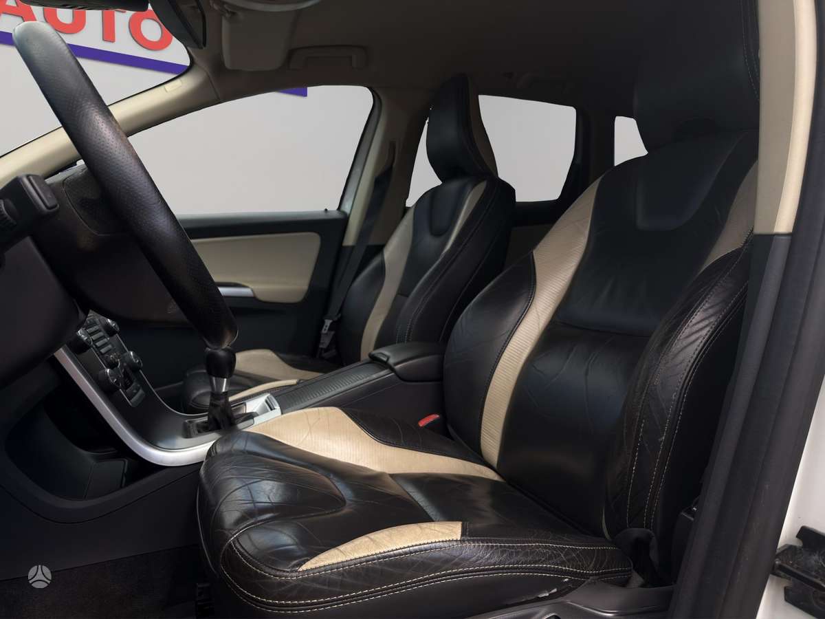 Volvo XC60, 2.0 l., off-road / crossover