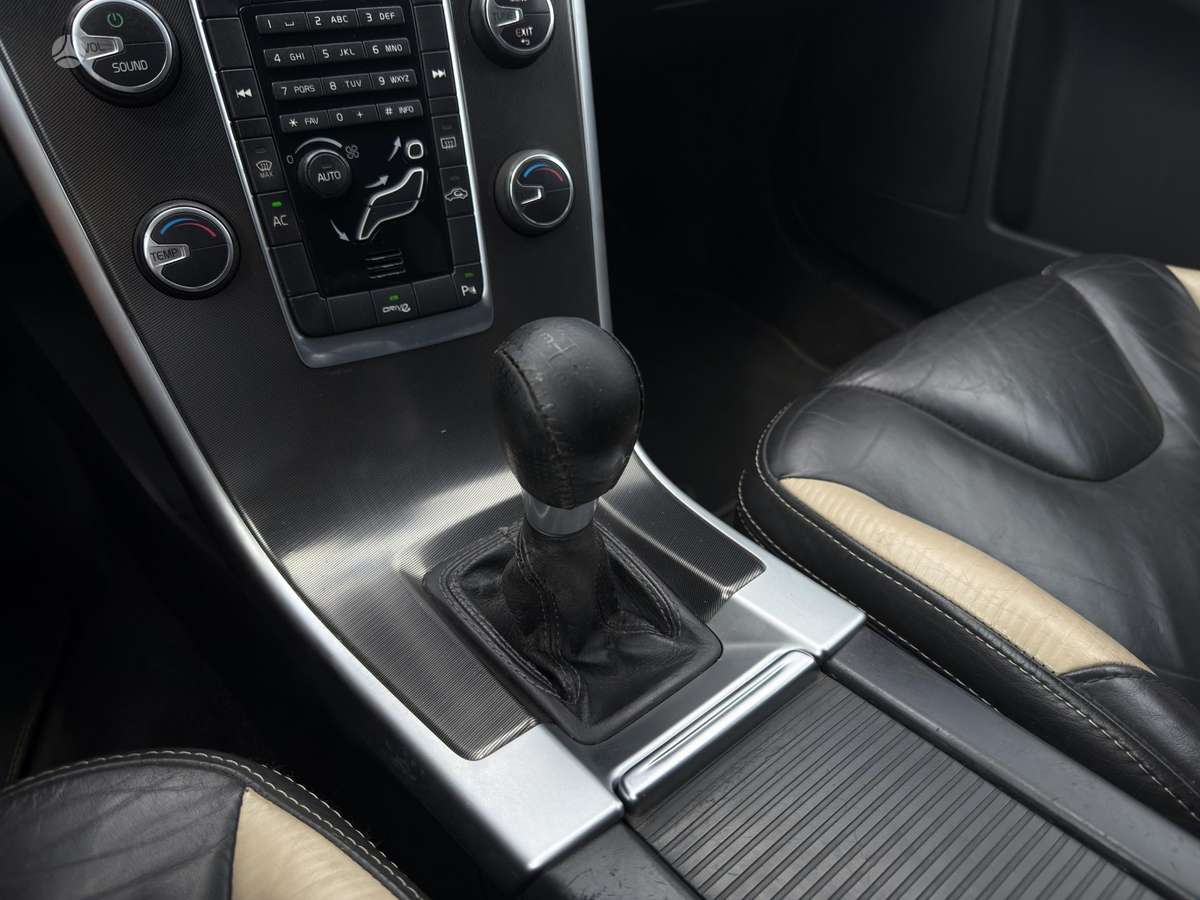 Volvo XC60, 2.0 l., off-road / crossover