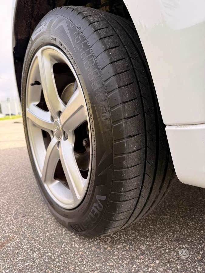 Audi Q5, 2.0 l., off-road / crossover
