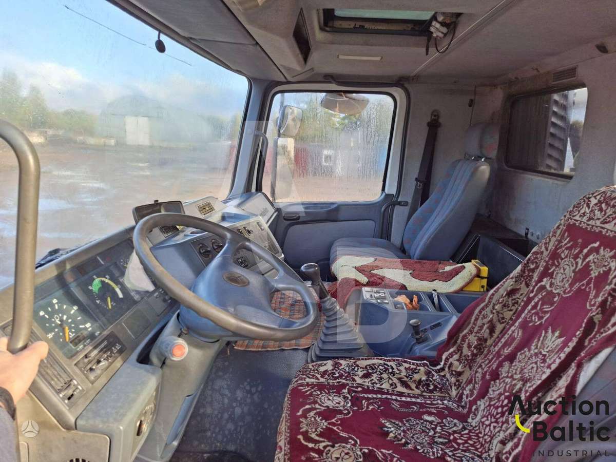 Mercedes-Benz Actros 3331, crane