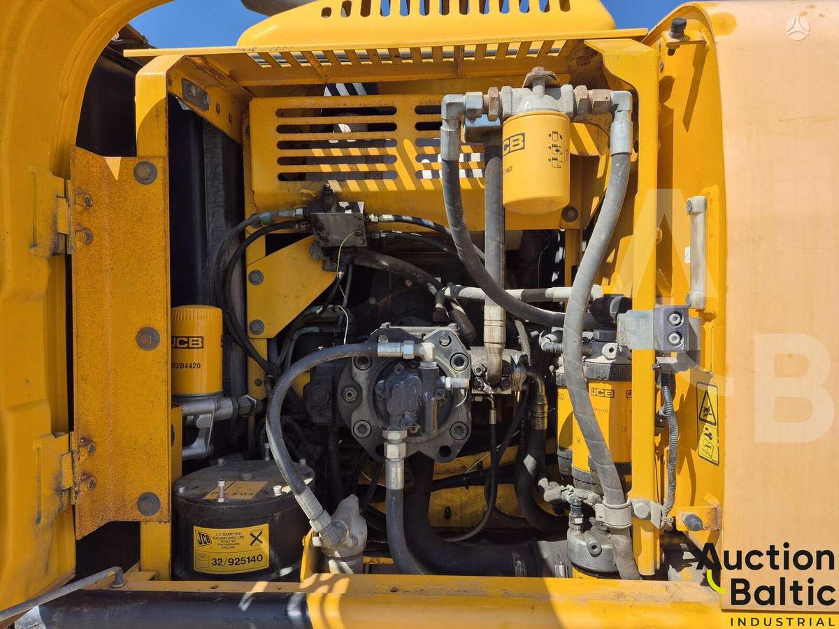 JCB JS 210 LC, excavator