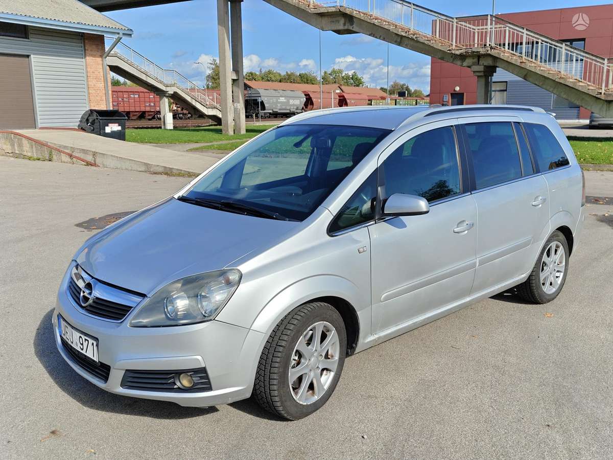 Opel Zafira 2006 — rear view