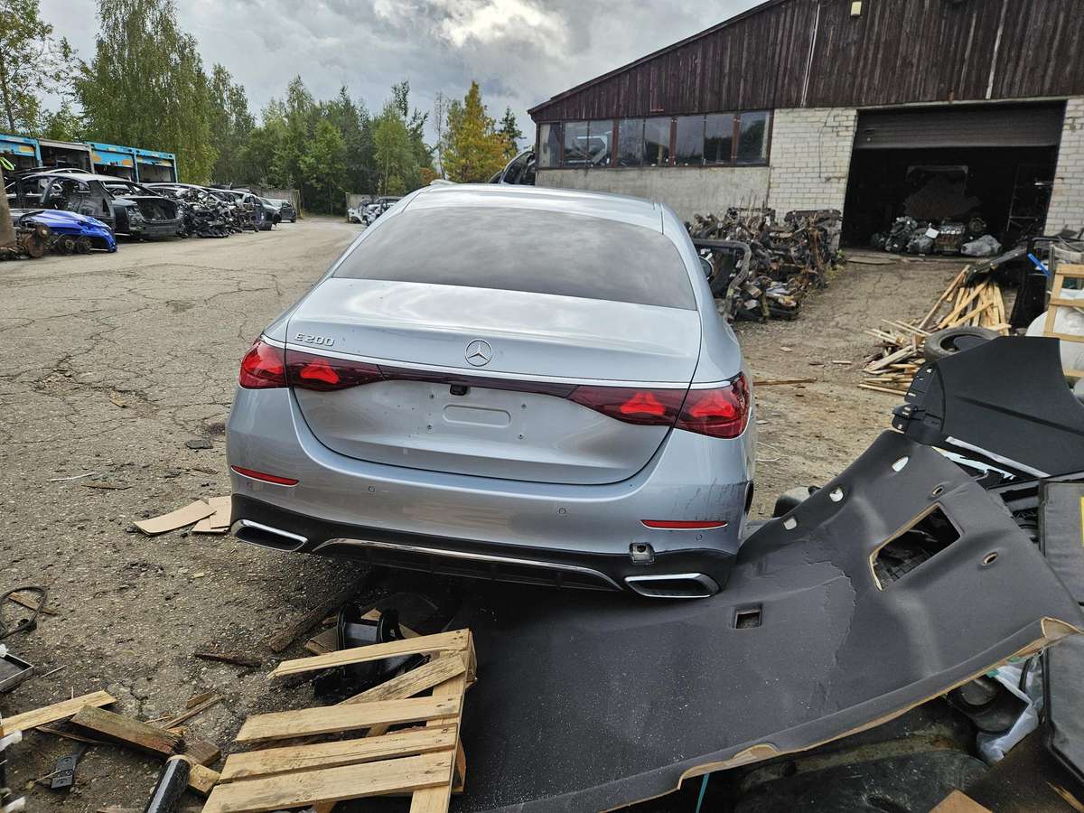 Mercedes-Benz E200