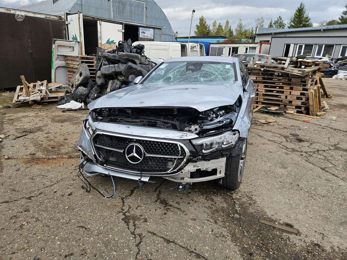 Mercedes-Benz E200