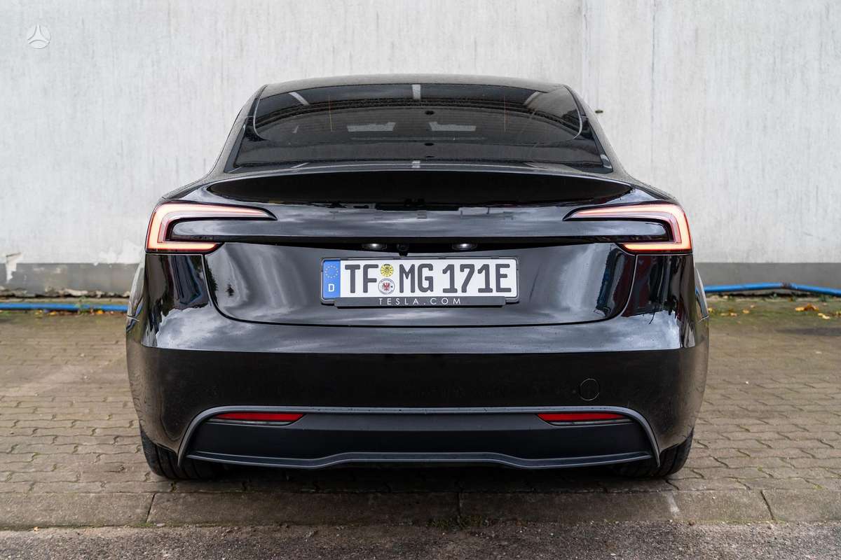 Tesla Model 3, 82 kWh, hatchback