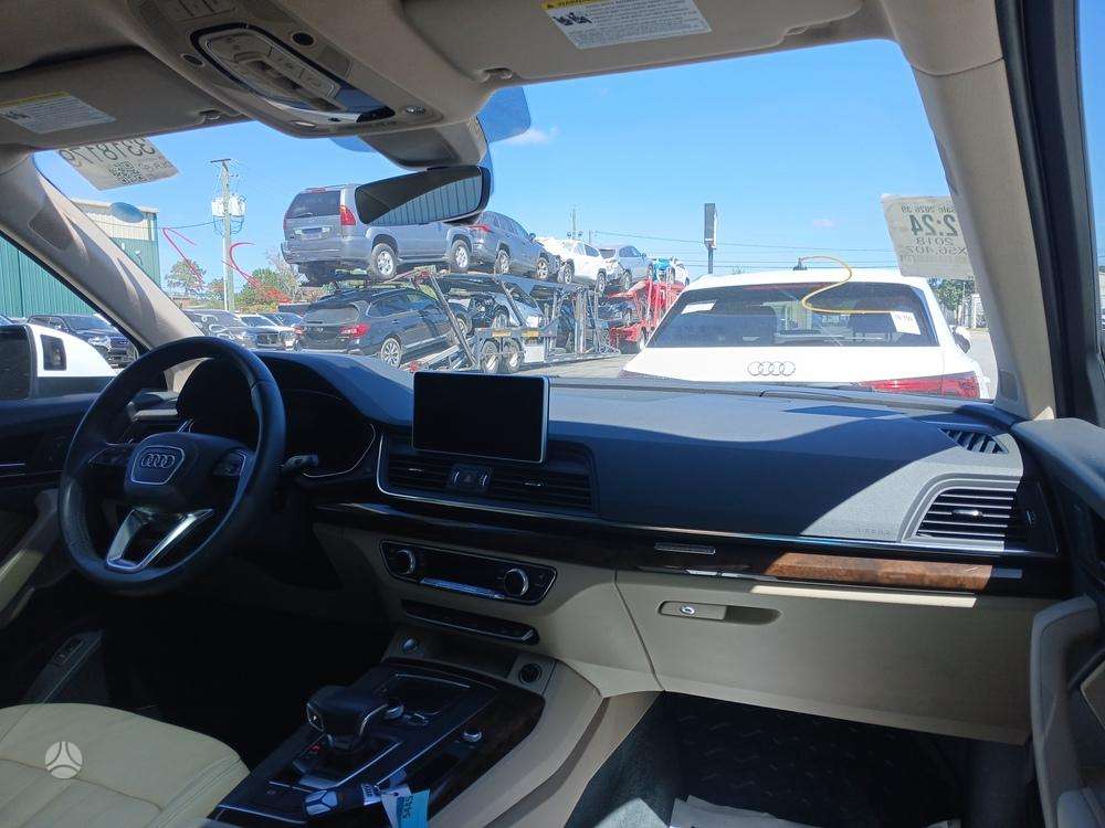 Audi Q5, 2.0 l., off-road / crossover