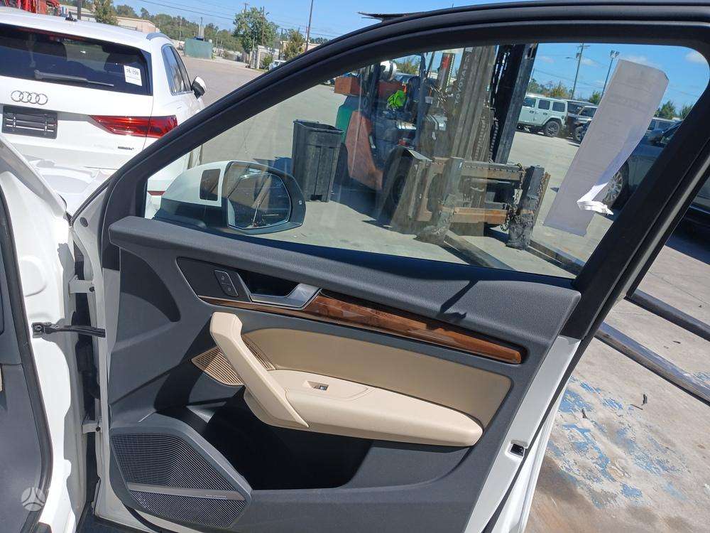 Audi Q5, 2.0 l., off-road / crossover