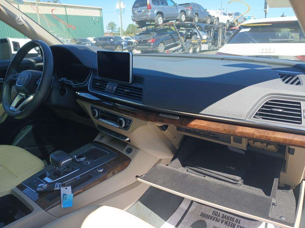 Audi Q5, 2.0 l., off-road / crossover