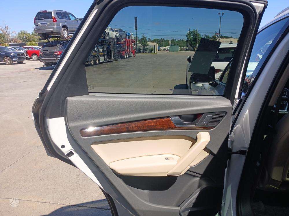 Audi Q5, 2.0 l., off-road / crossover