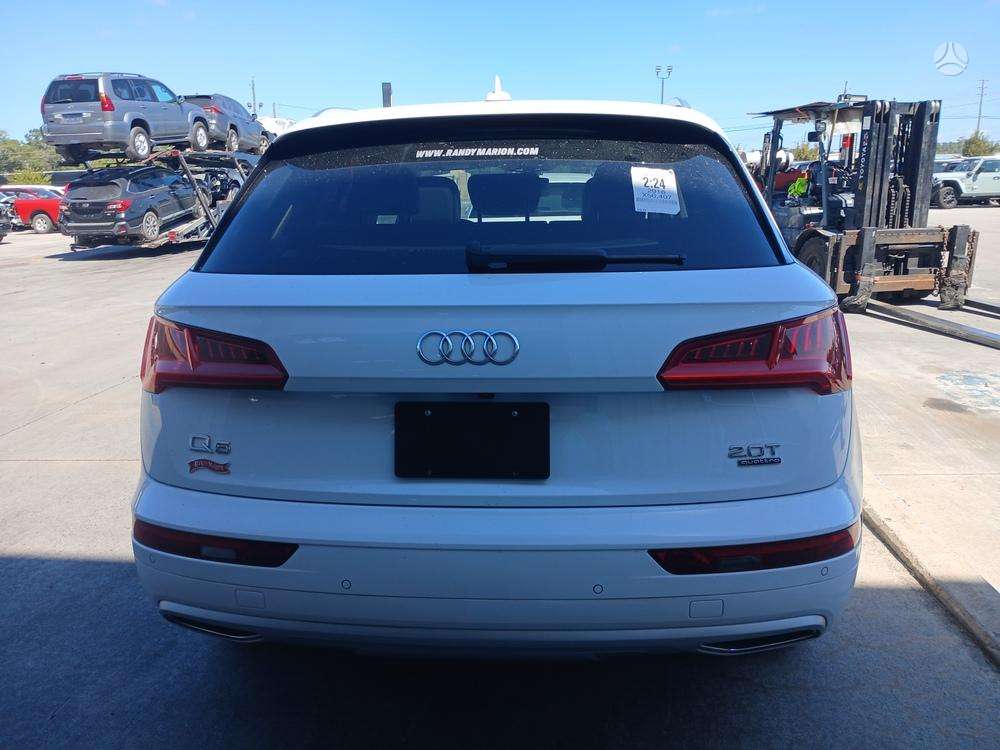 Audi Q5, 2.0 l., off-road / crossover