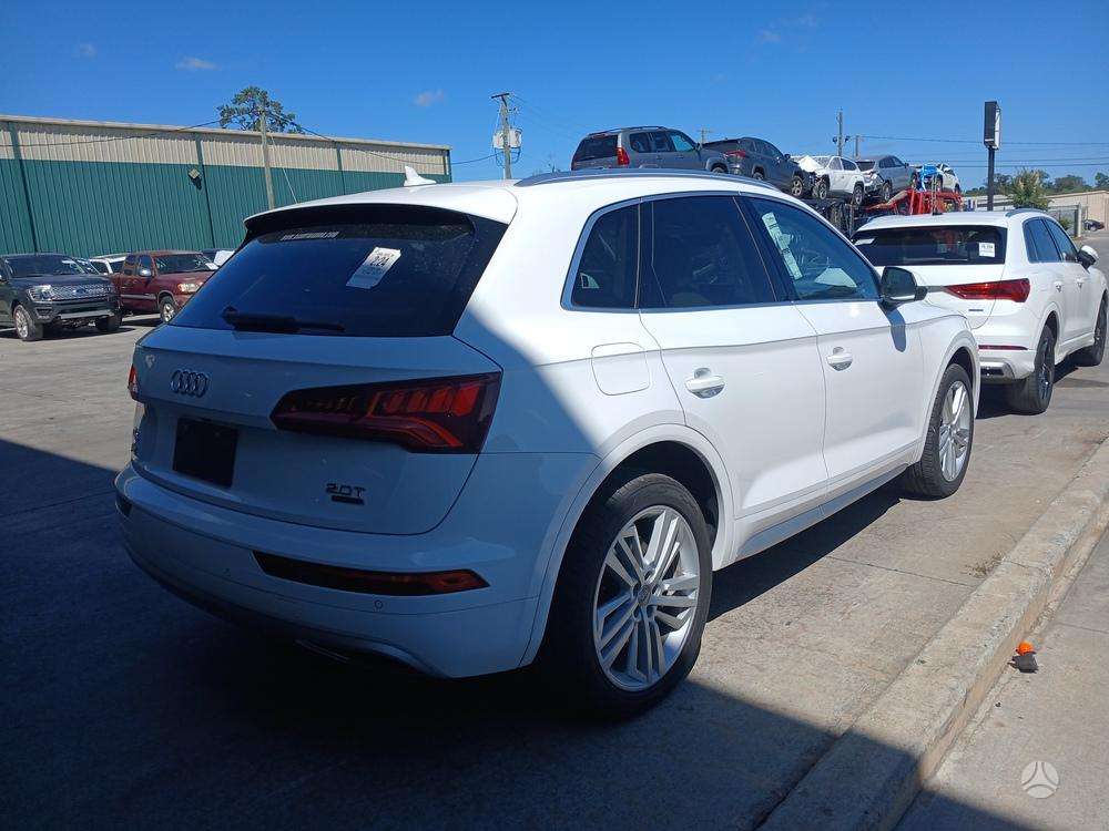 Audi Q5, 2.0 l., off-road / crossover