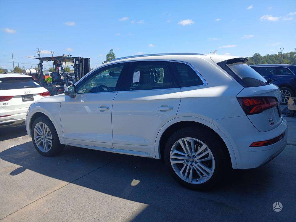 Audi Q5, 2.0 l., off-road / crossover