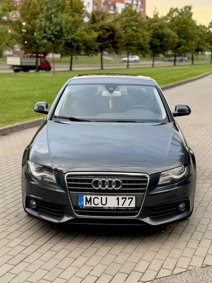Audi A4, Седан
