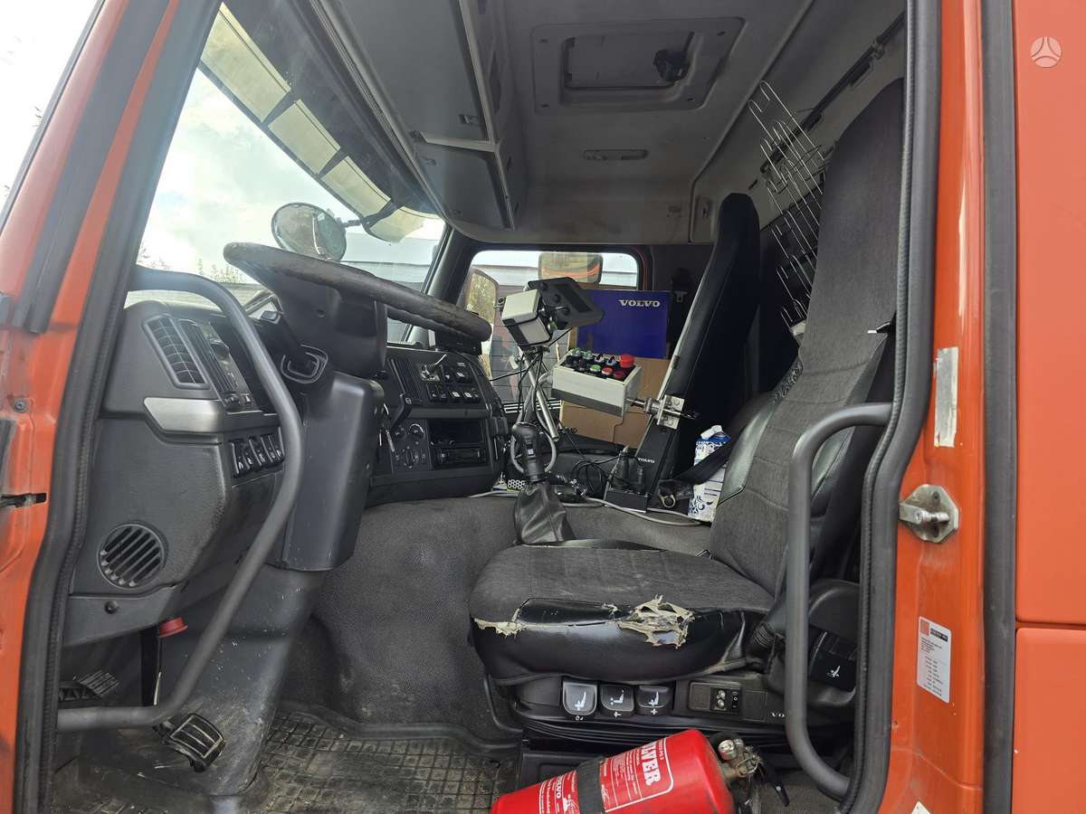 Volvo FM9, dumpers with crane