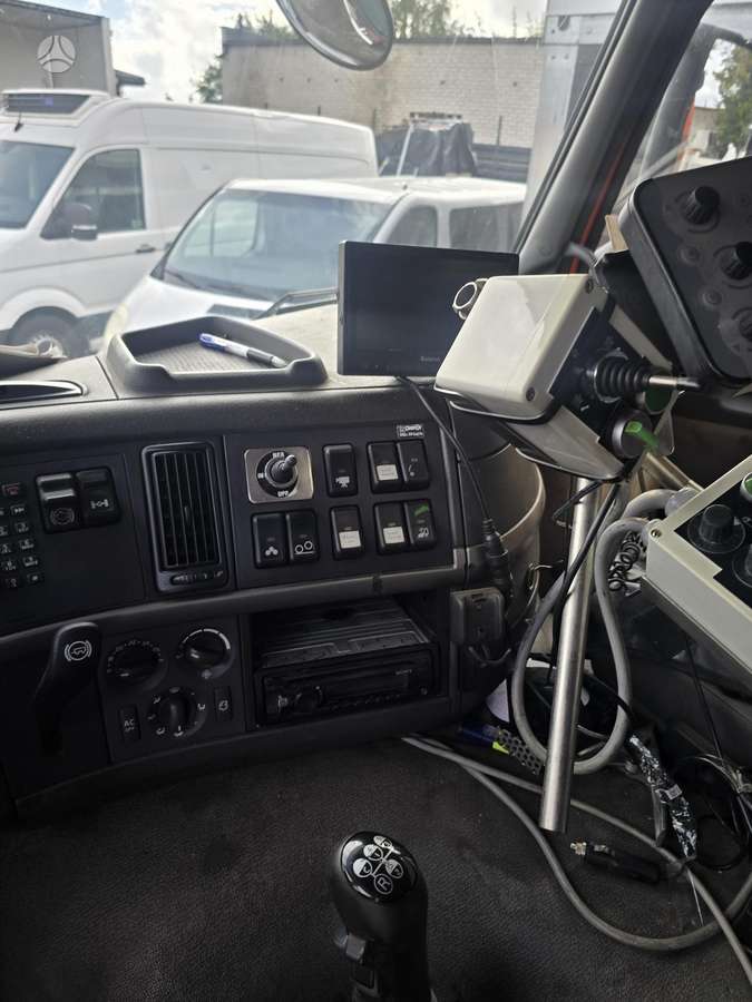 Volvo FM9, самосвалы с краном