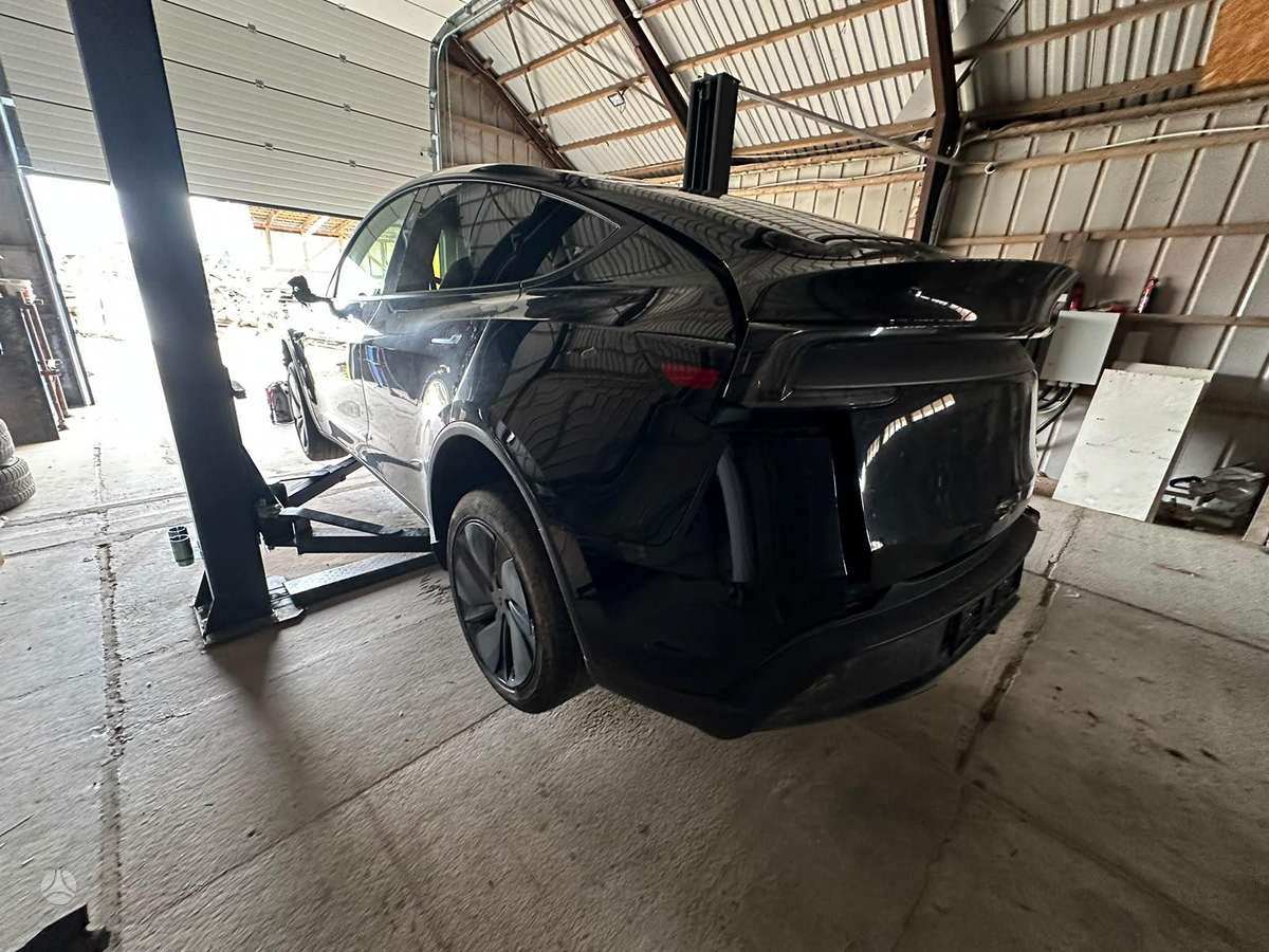 Tesla Model Y, off-road / crossover