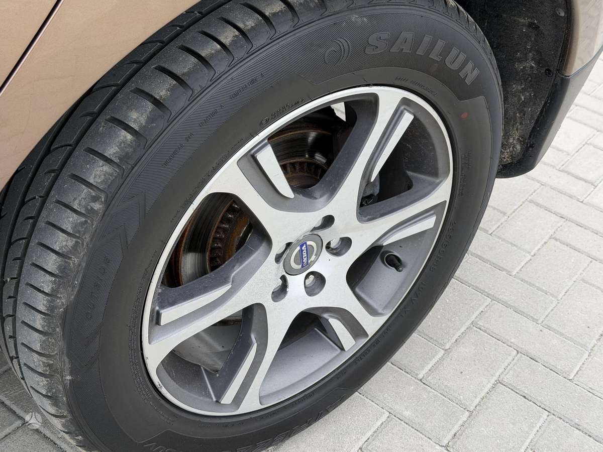 Volvo XC60, 2.4 l., off-road / crossover