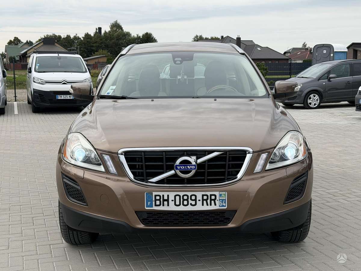 Volvo XC60, 2.4 l., off-road / crossover