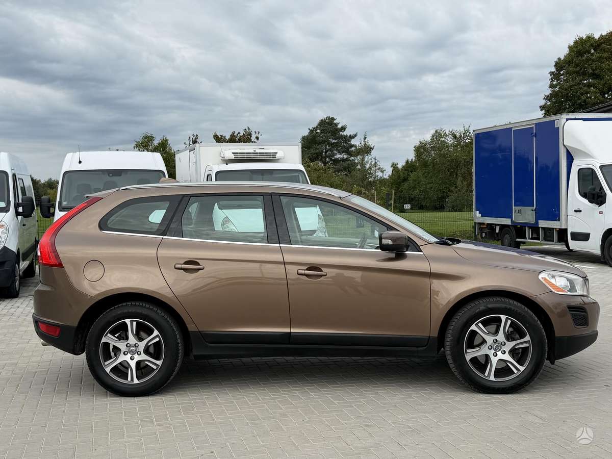 Volvo XC60, 2.4 l., off-road / crossover