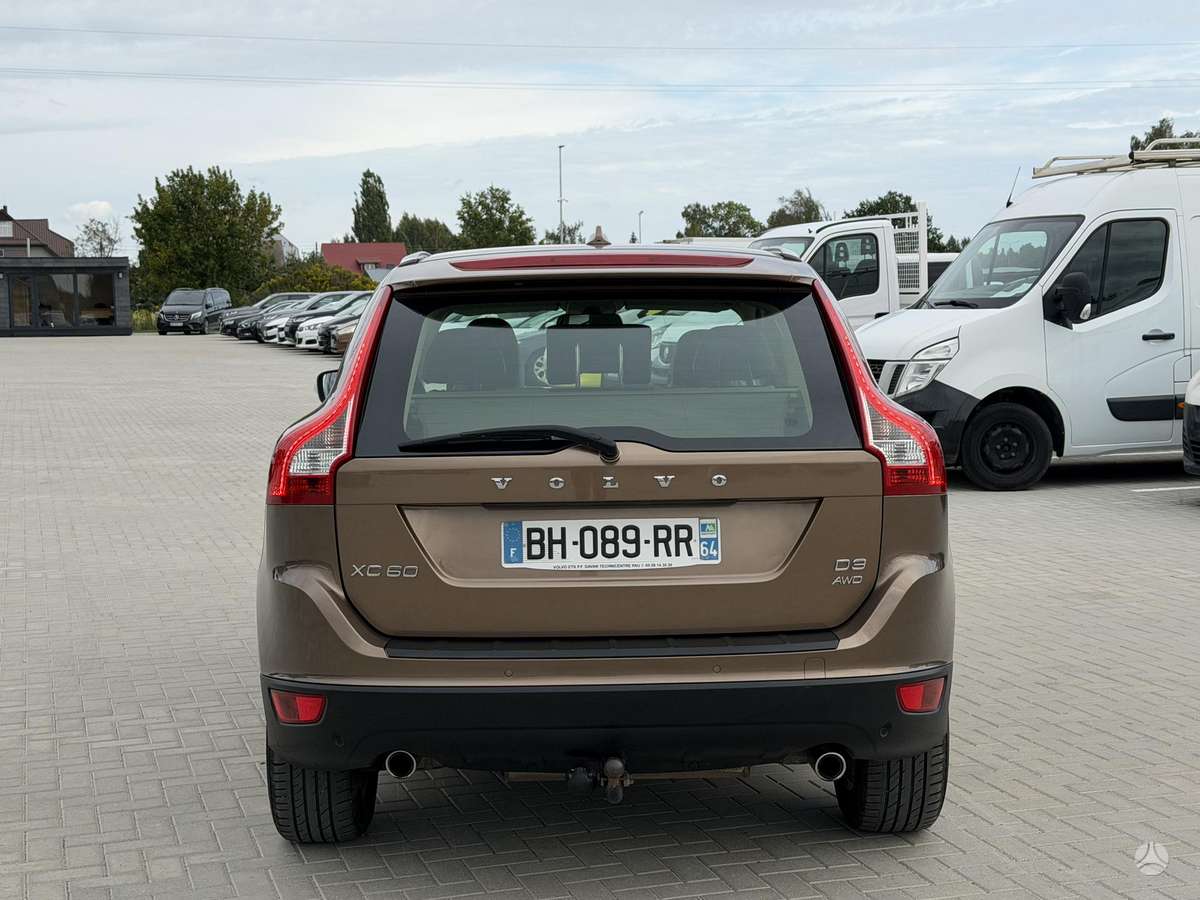 Volvo XC60, 2.4 l., off-road / crossover