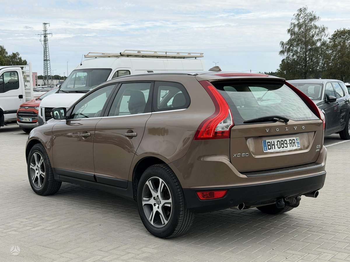 Volvo XC60, 2.4 l., off-road / crossover