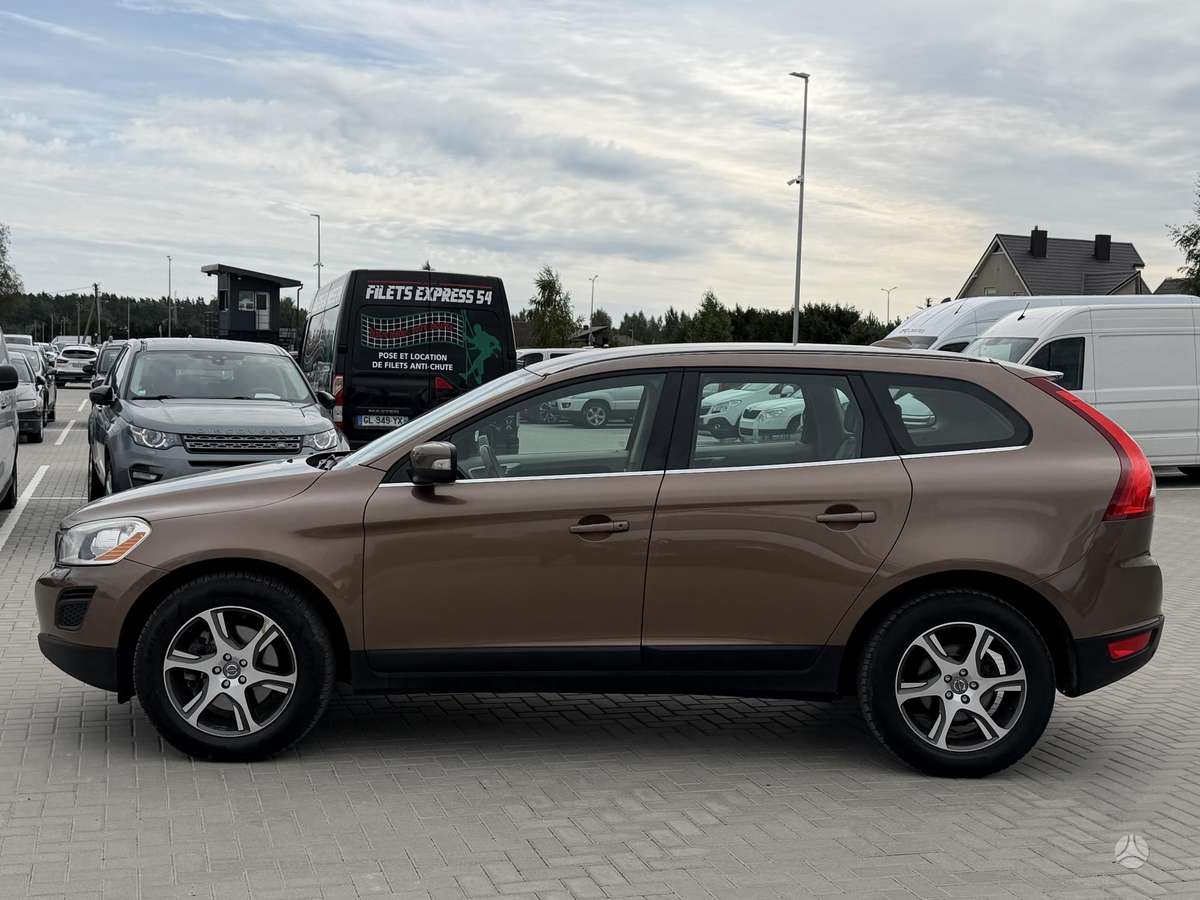 Volvo XC60, 2.4 l., off-road / crossover