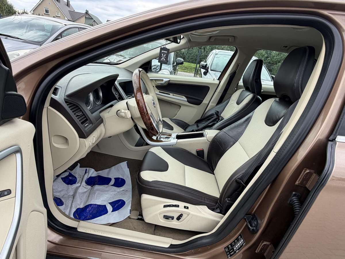 Volvo XC60, 2.4 l., off-road / crossover