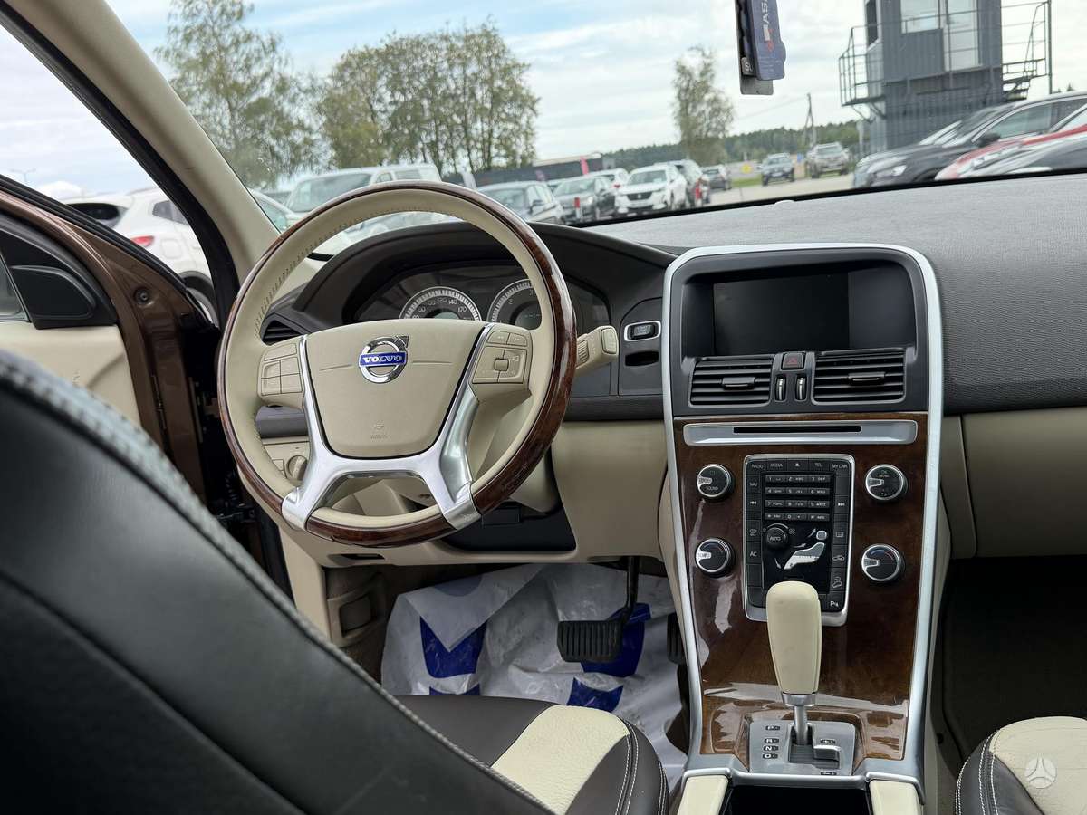Volvo XC60, 2.4 l., off-road / crossover