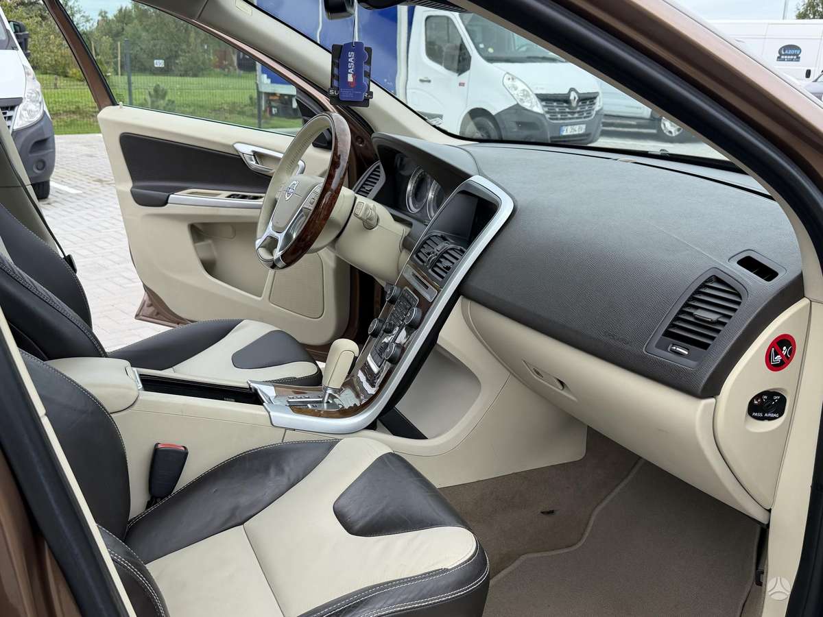 Volvo XC60, 2.4 l., off-road / crossover