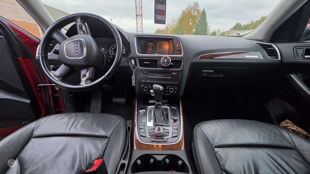 Audi Q5, 3.2 l., off-road / crossover