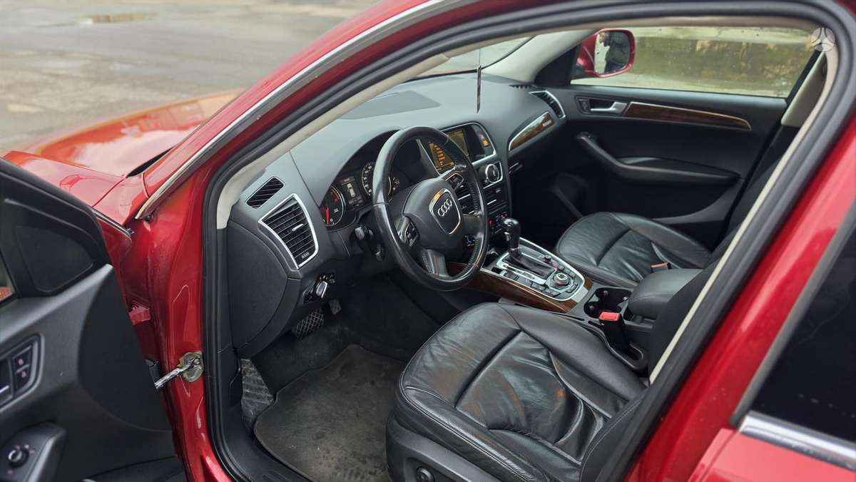 Audi Q5, 3.2 l., off-road / crossover